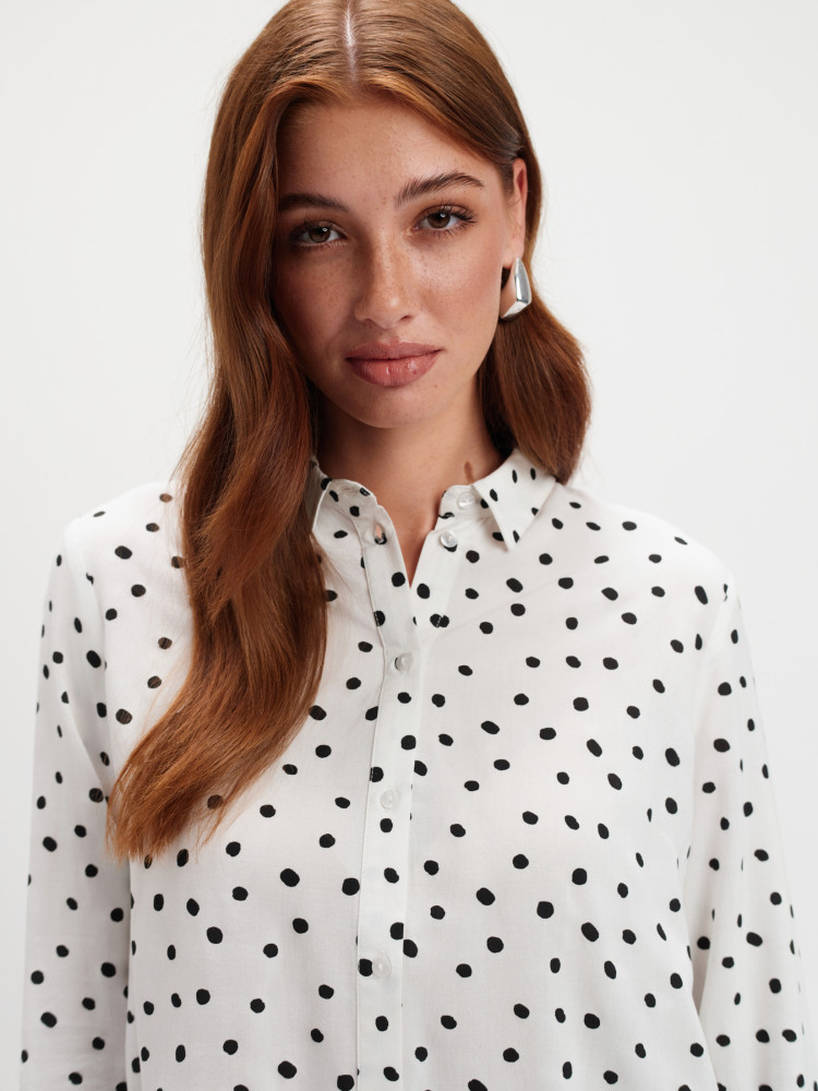 Biała koszula w grochy 