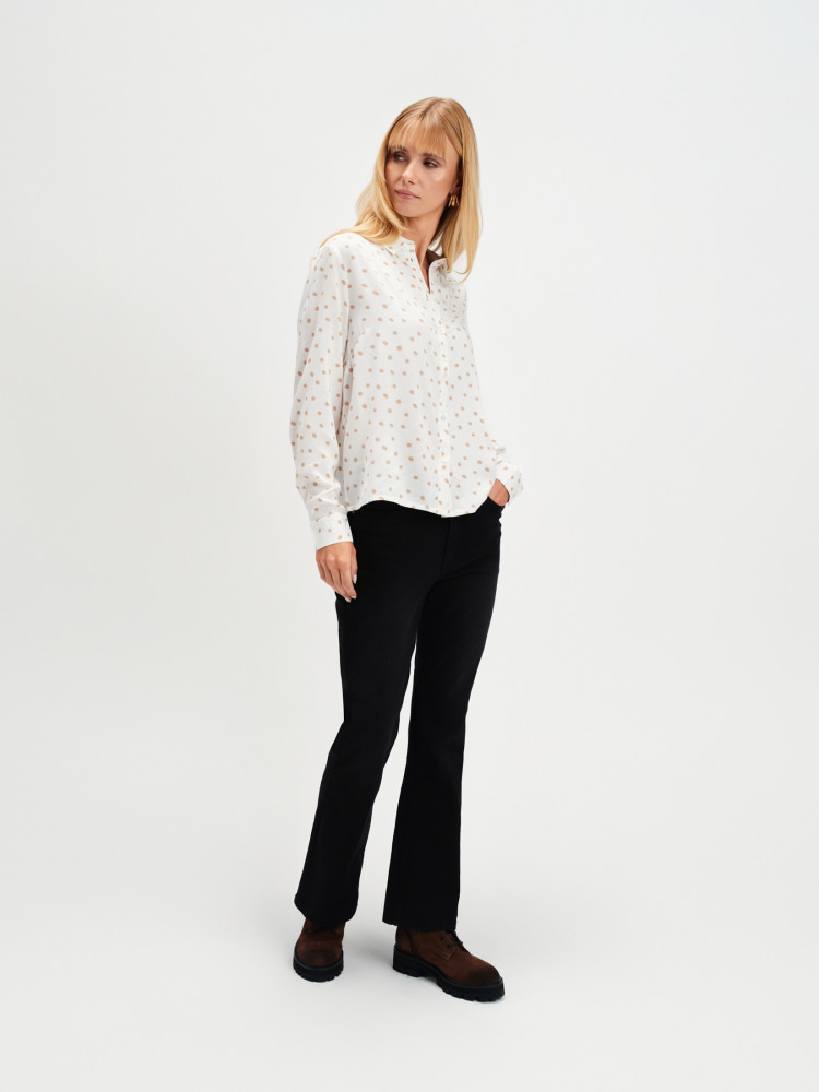 Biała koszula w beżowe grochy 