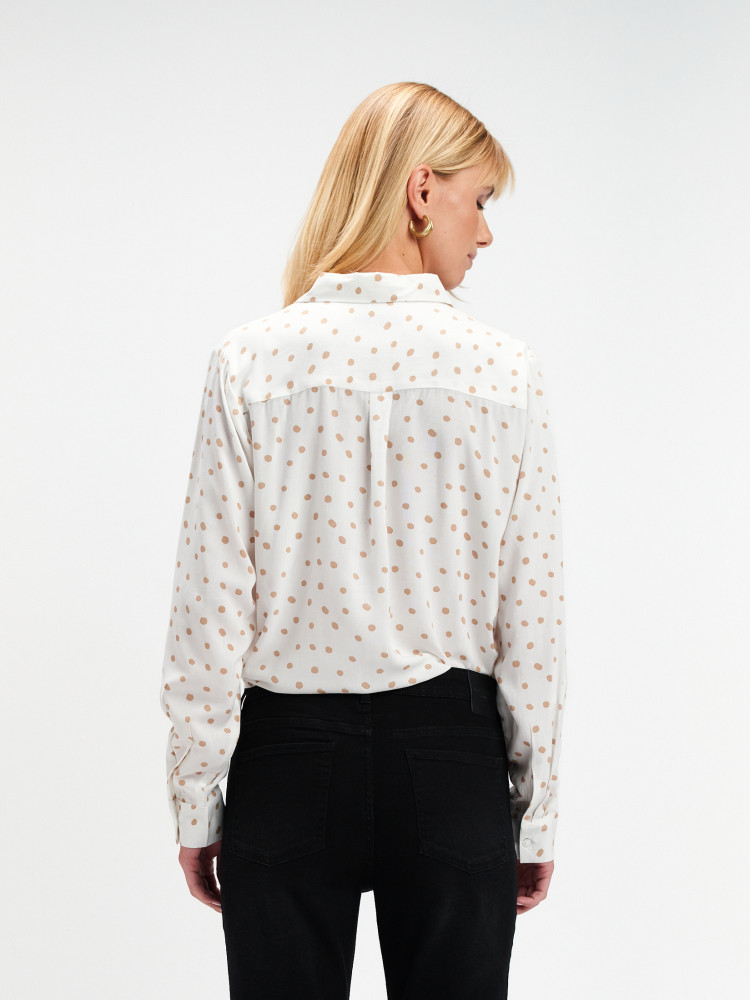 Biała koszula w beżowe grochy 