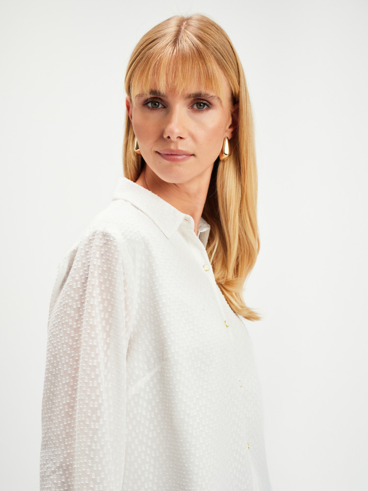 Biała koszula z tkaniny plumeti 