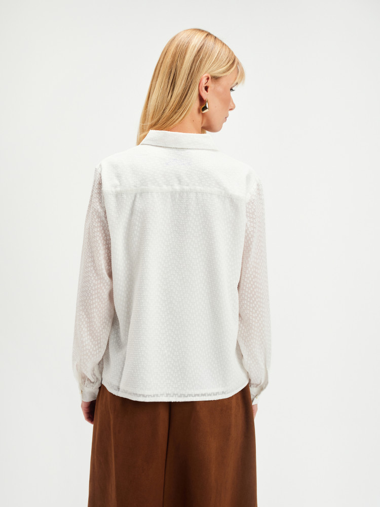 Biała koszula z tkaniny plumeti 