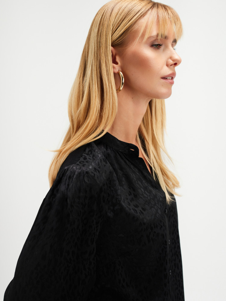 Czarna koszula z fakturą 