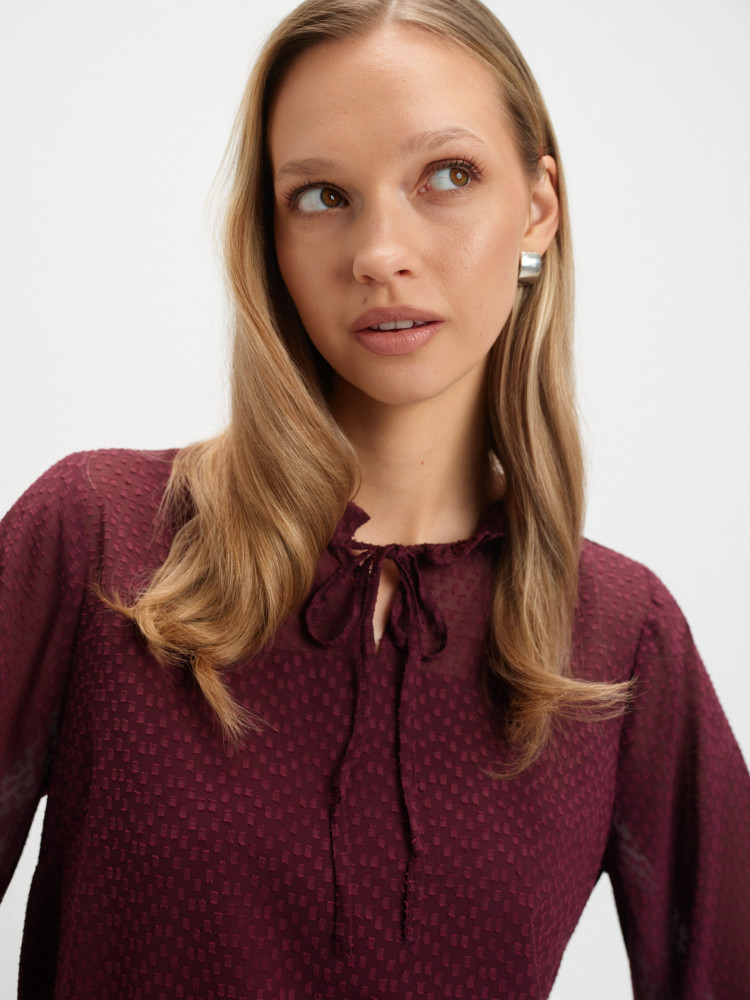 Burgundowa bluzka z tkaniny plumeti