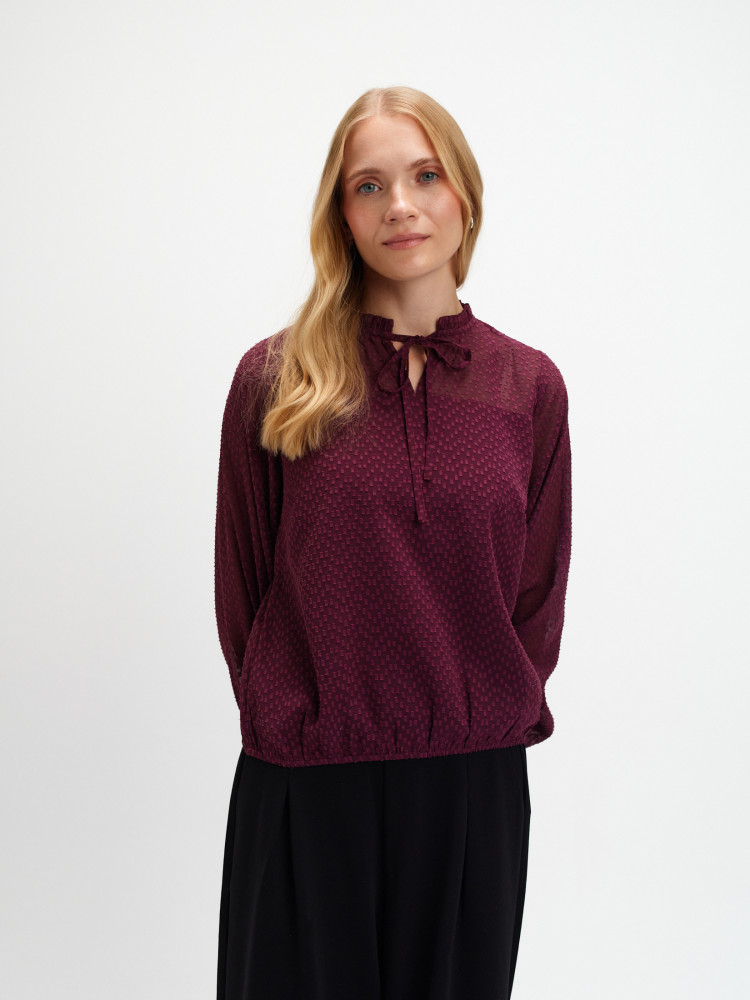 Burgundowa bluzka z tkaniny plumeti