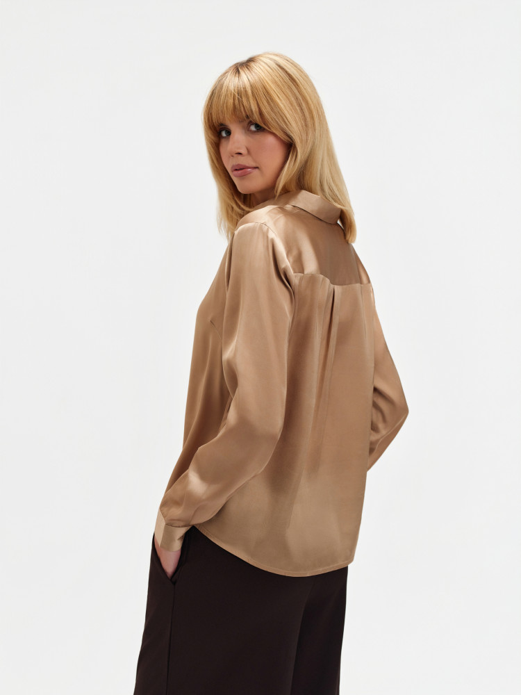 Satynowa koszula w szampańskim kolorze  Satynowa koszula w szampańskim kolorze
