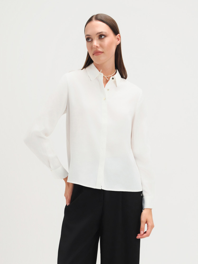 Biała koszula z biżuteryjnymi guzikami 