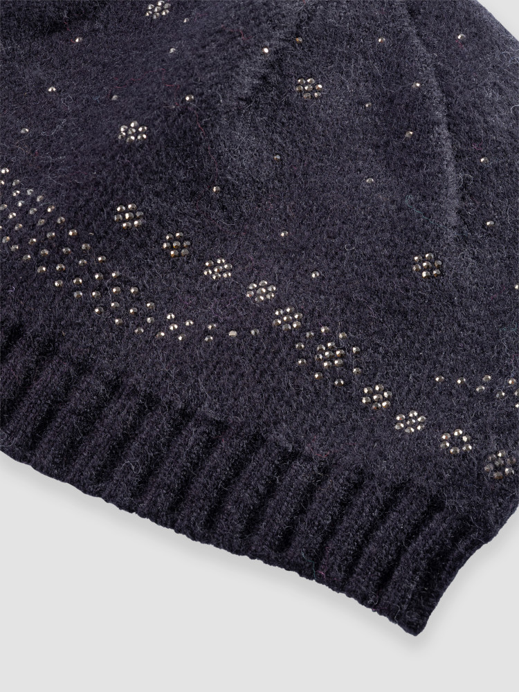 Czarna czapka z dżetami