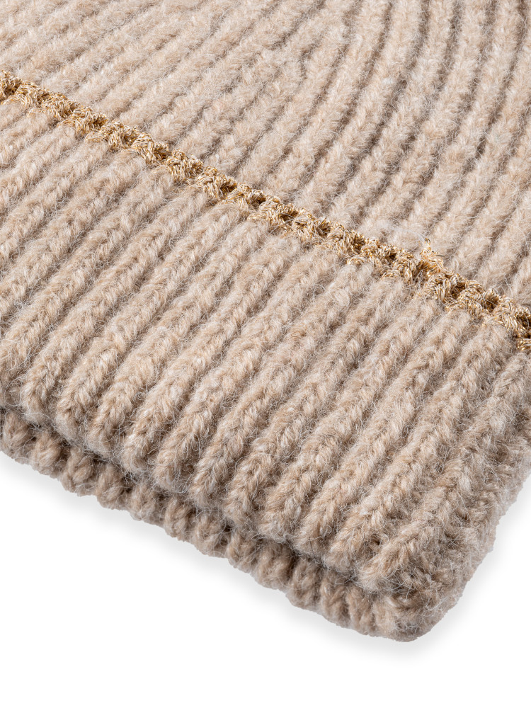 Beżowa czapka ze złotą nicią 