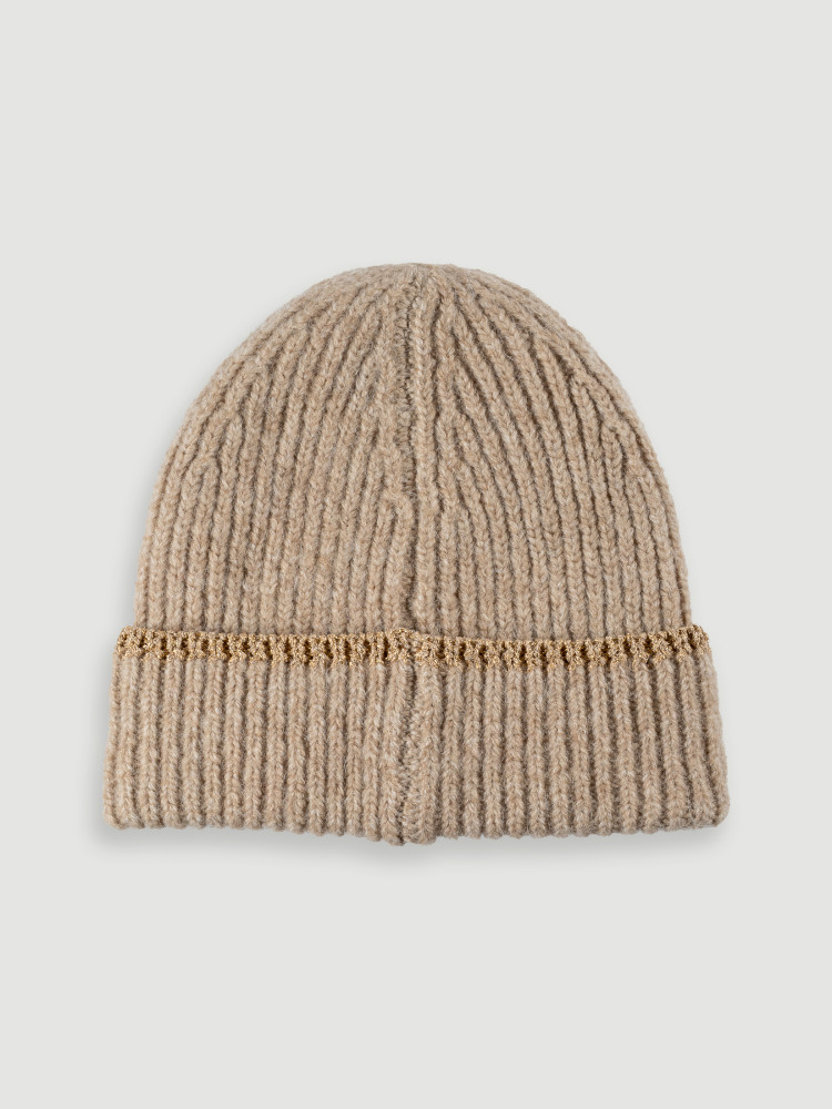 Beżowa czapka ze złotą nicią 