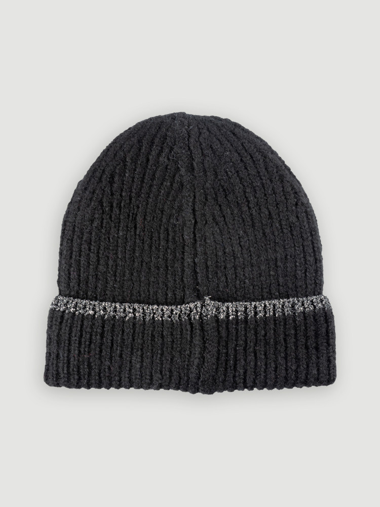 Czarna czapka ze srebrną nicią 