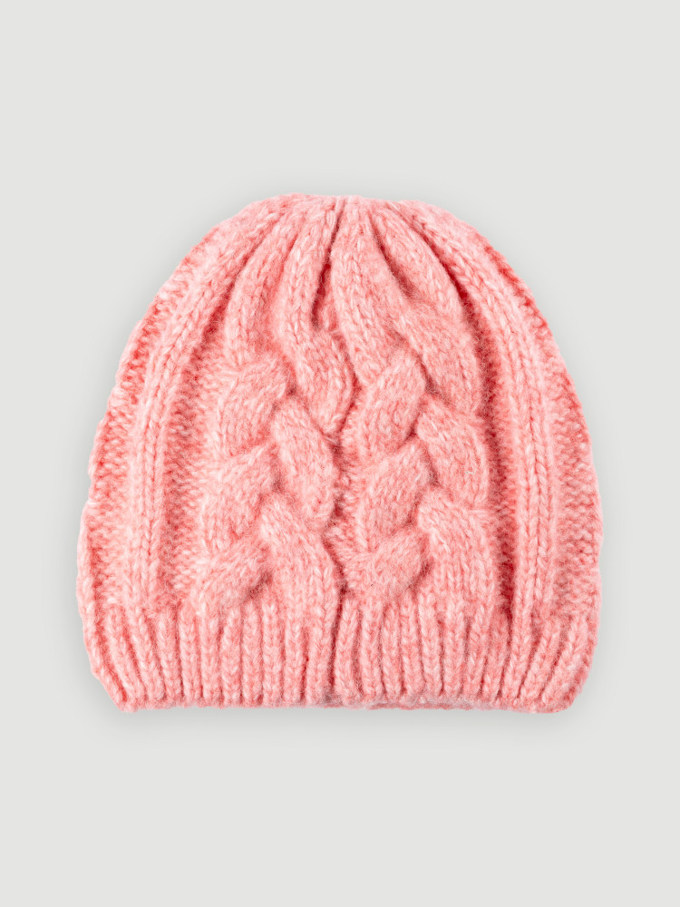 Różowa czapka z warkoczowym splotem 