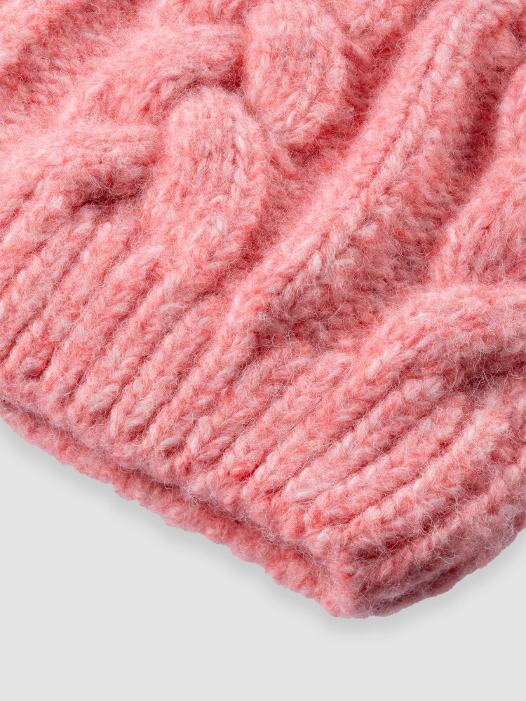 Różowa czapka z warkoczowym splotem 