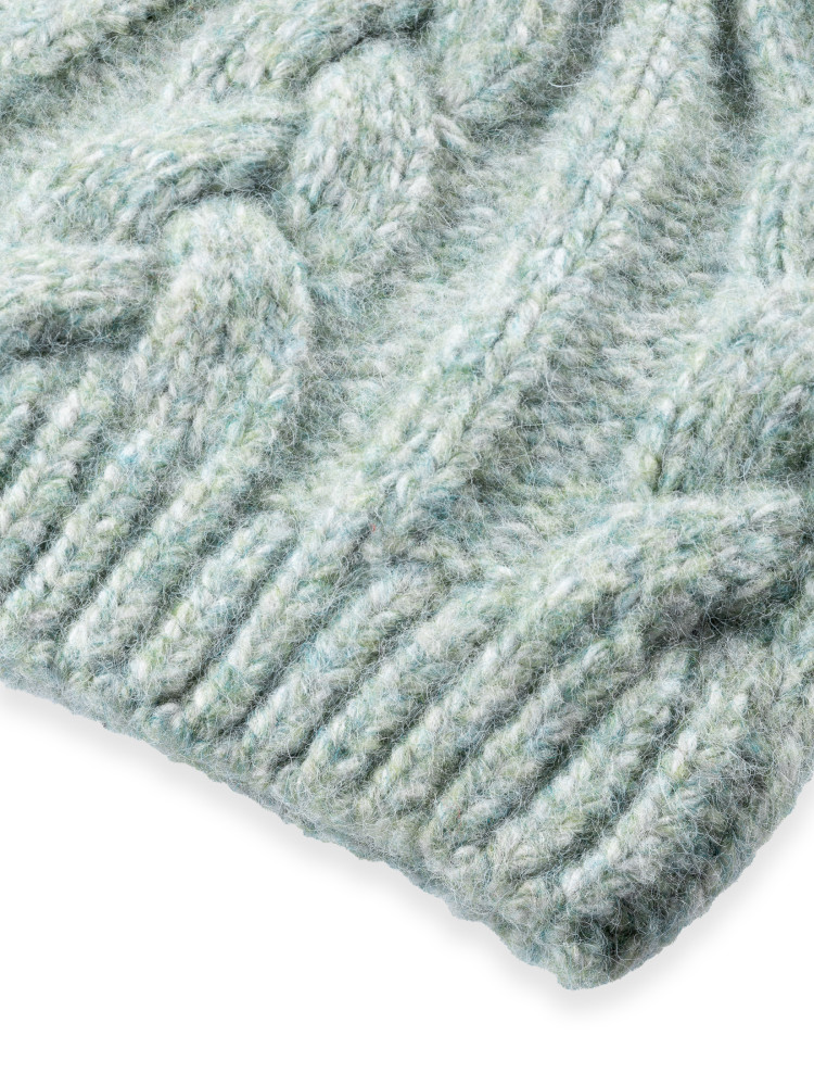 Zielona czapka z warkoczowym splotem 