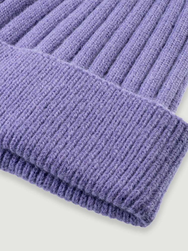 Fioletowa czapka z fakturą w prążek 