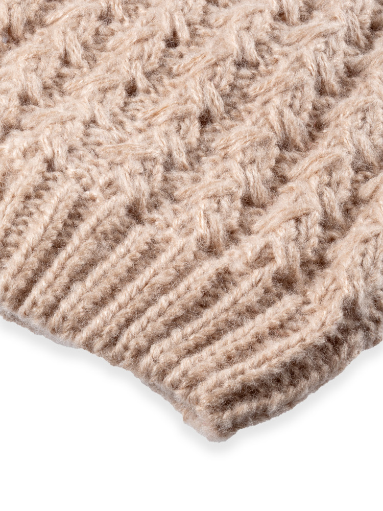 Beżowa czapka z fakturą 