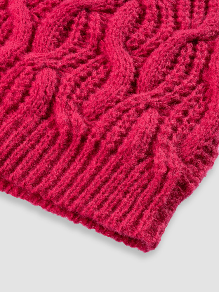 Czerwona czapka ze ściągaczem 