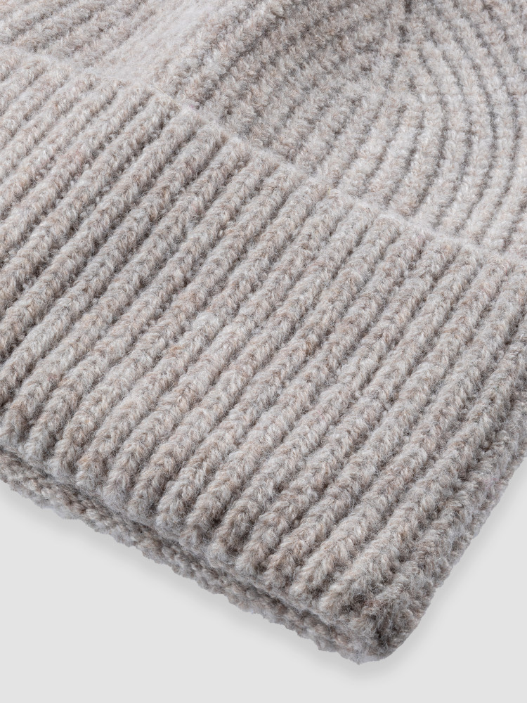 Beżowa czapka z wełną 