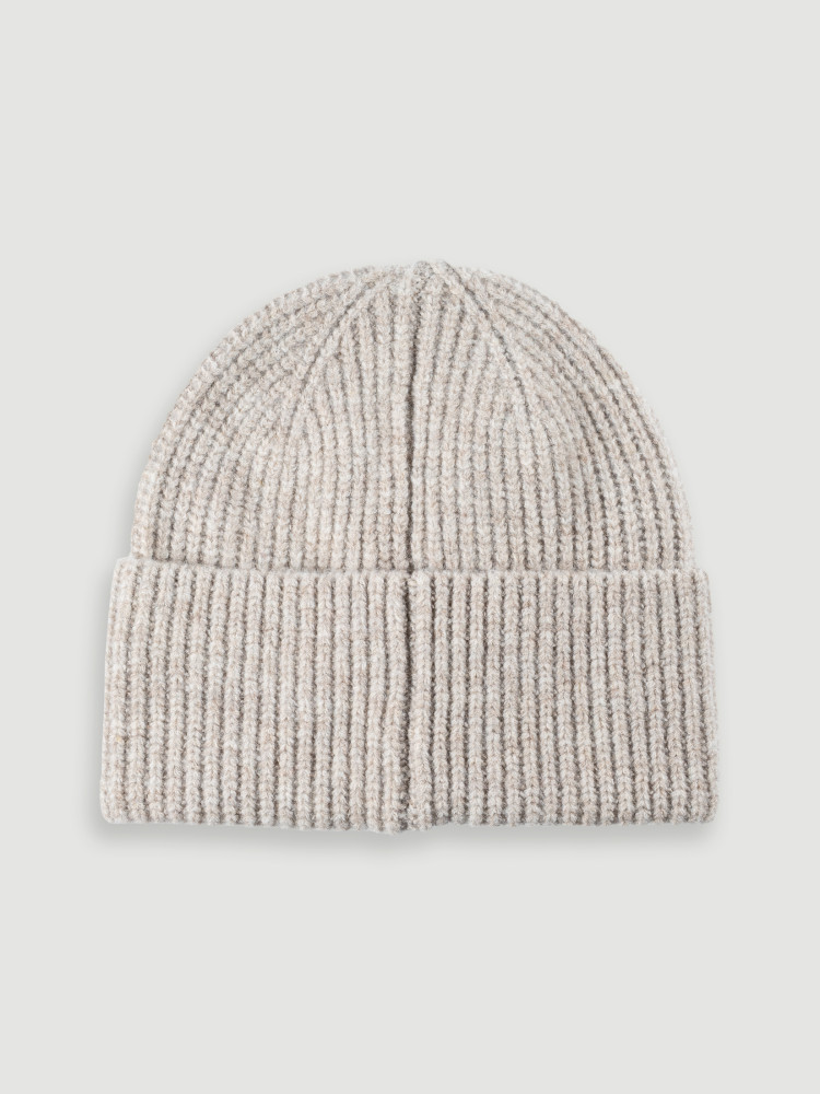 Beżowa czapka z wełną 