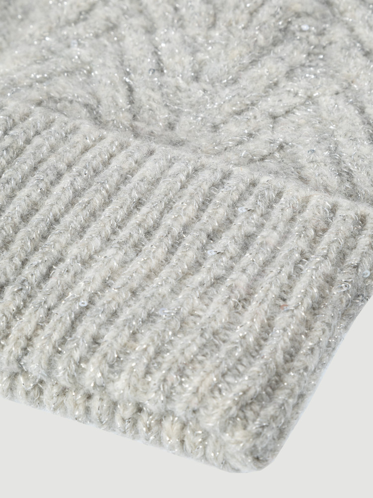 Szara czapka z pomponem 