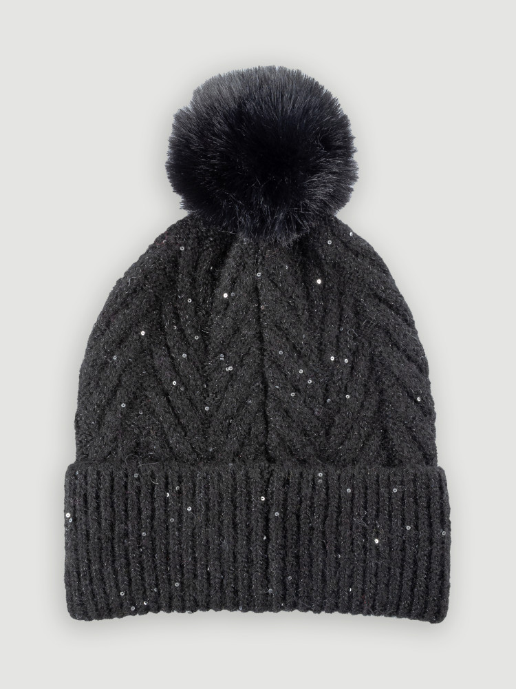 Czarna czapka z pomponem 