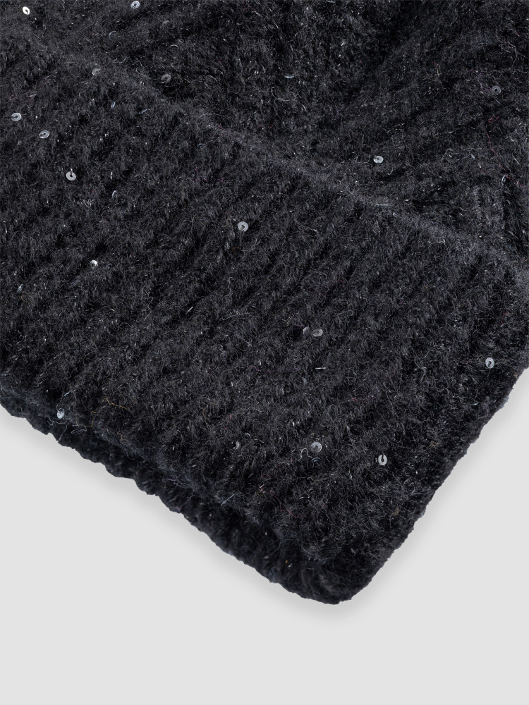 Czarna czapka z pomponem 