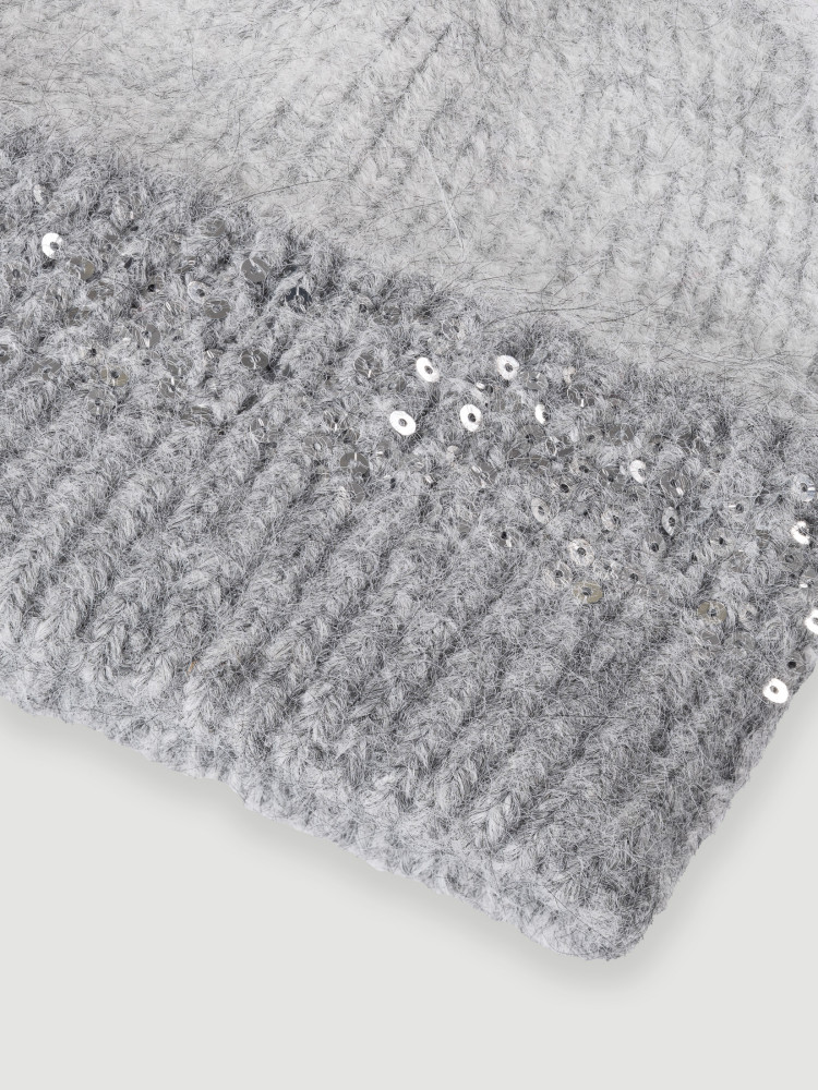 Szara czapka z cekinami 