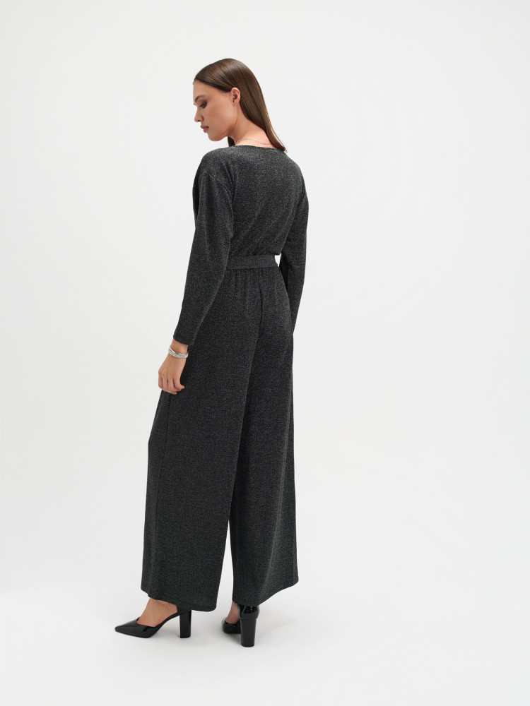 Elegancki kombinezon z połyskującą nitką 