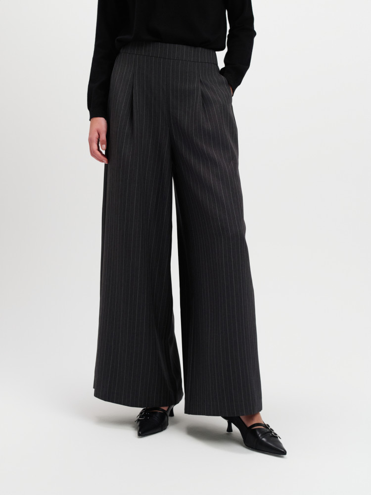 Eleganckie szare spodnie w paski 