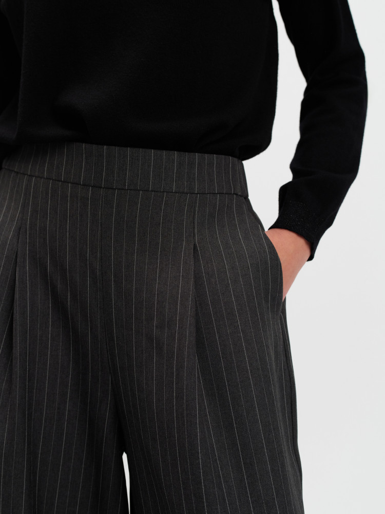 Eleganckie szare spodnie w paski 
