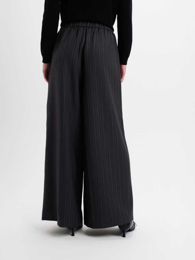 Eleganckie szare spodnie w paski 