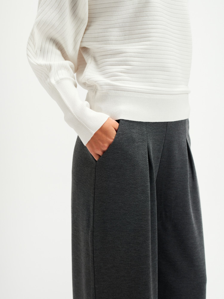 Eleganckie spodnie z zakładkami 