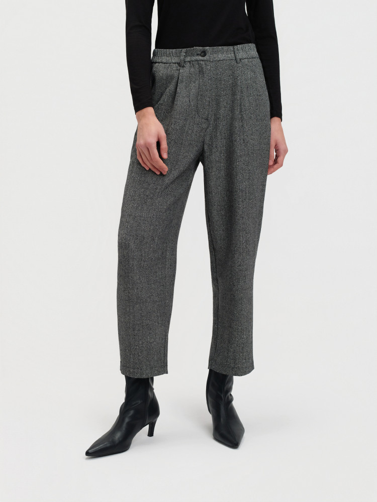 Spodnie typu cygaretki w jodełkę