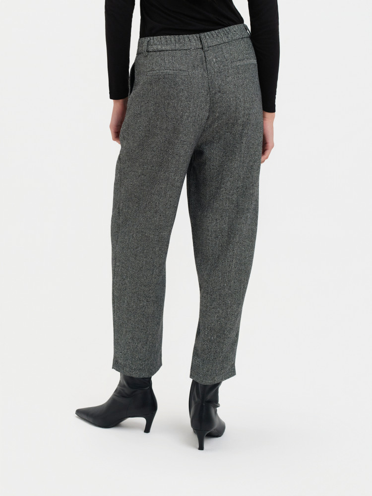 Spodnie typu cygaretki w jodełkę