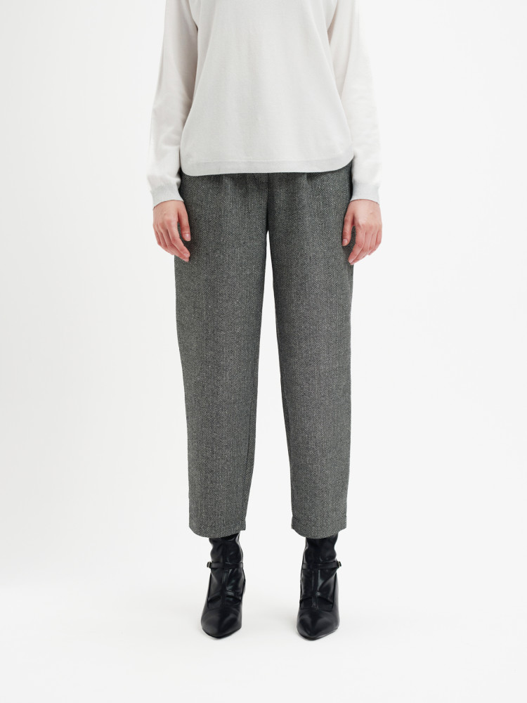 Spodnie typu cygaretki w jodełkę