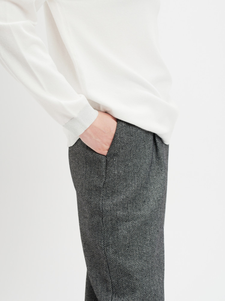 Spodnie typu cygaretki w jodełkę