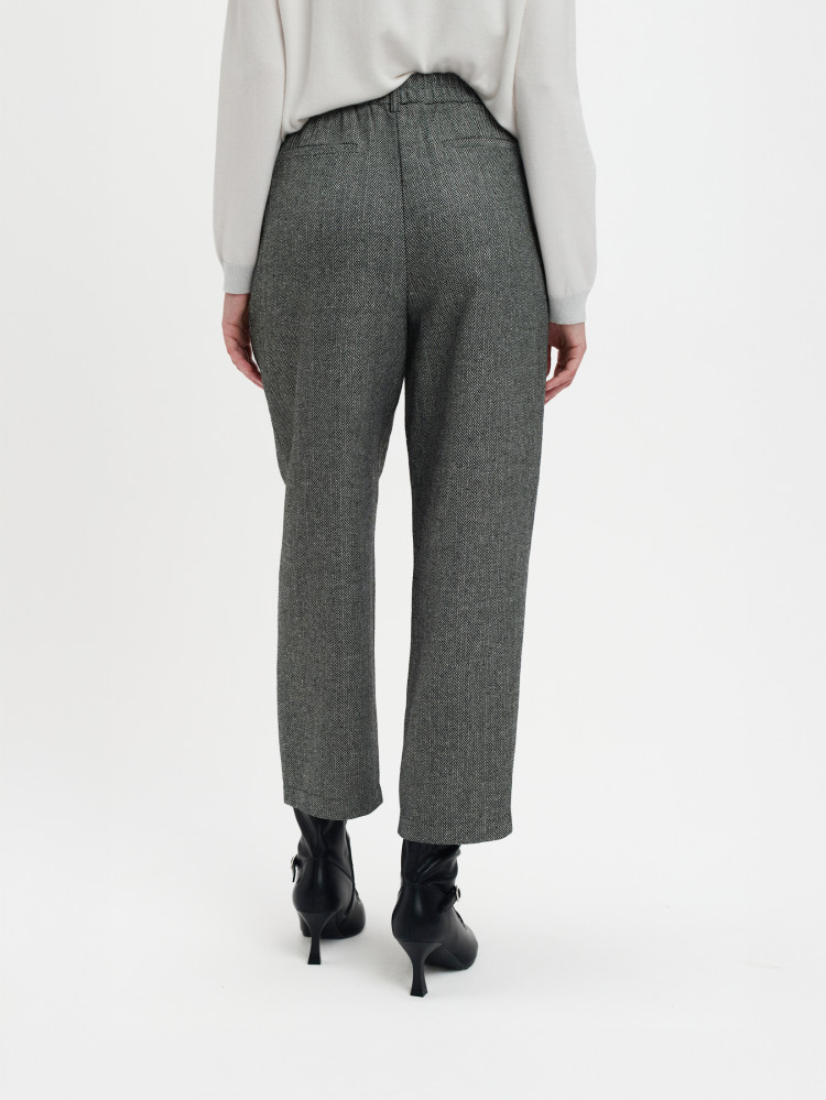 Spodnie typu cygaretki w jodełkę