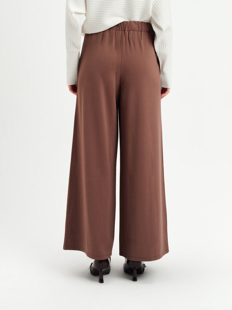 Ciemnobeżowe spodnie z szeroką nogawką 