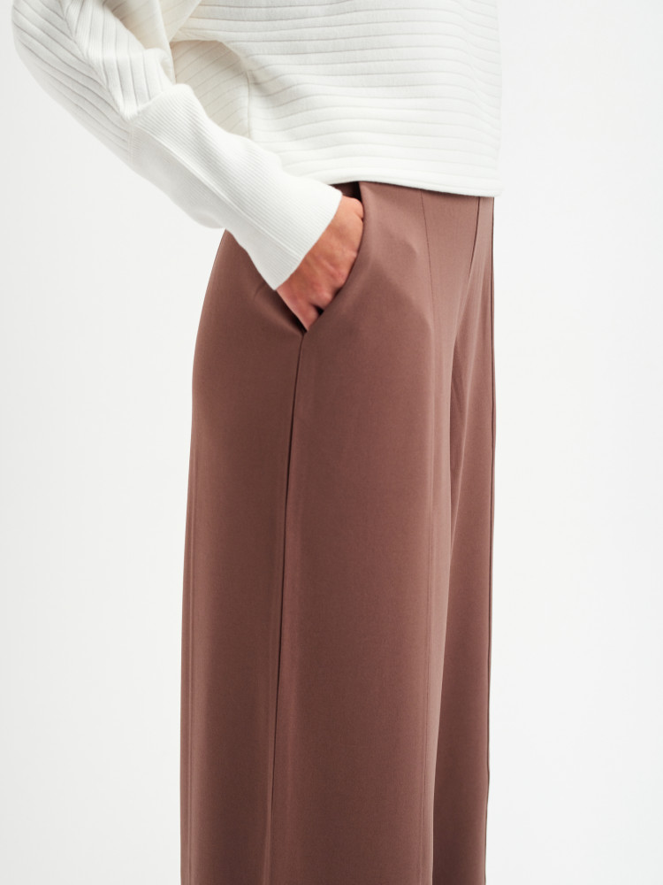 Ciemnobeżowe spodnie z szeroką nogawką 