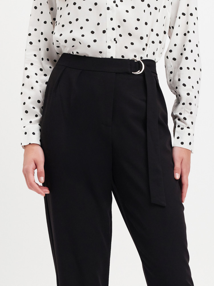 Czarne spodnie z paskiem typu cygaretki 