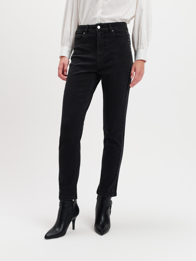 Czarne jeansy typu skinny 