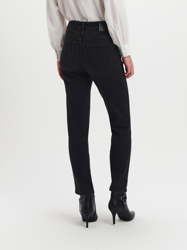 Czarne jeansy typu skinny 