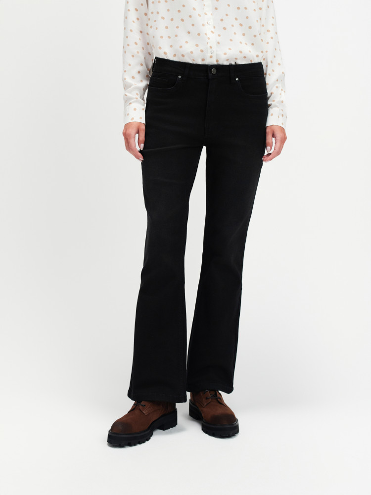 Czarne jeansy typu flare 