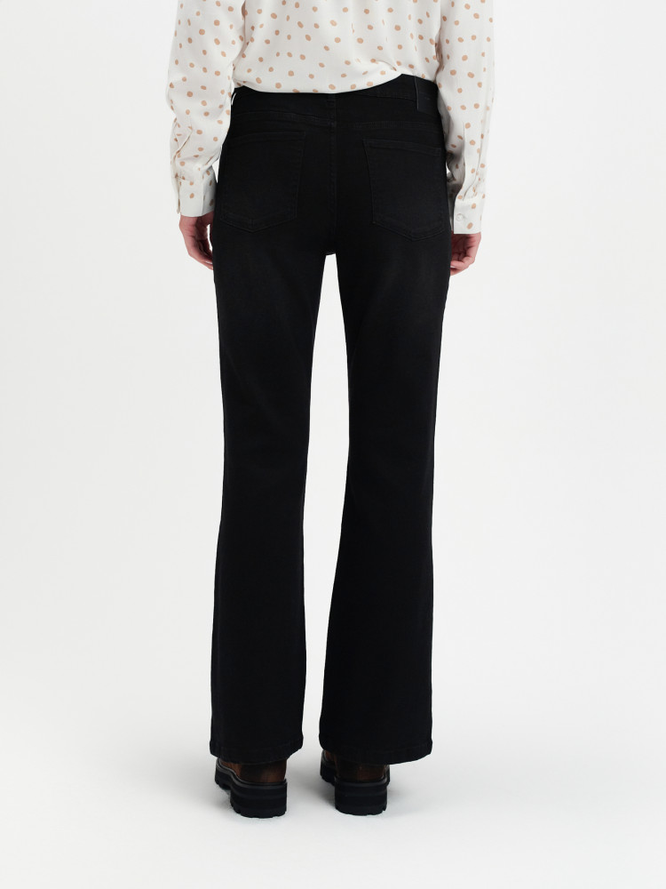 Czarne jeansy typu flare 