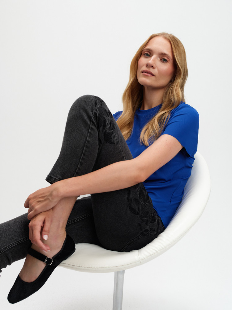 Szare jeansy slim z haftowanym kwiatem 