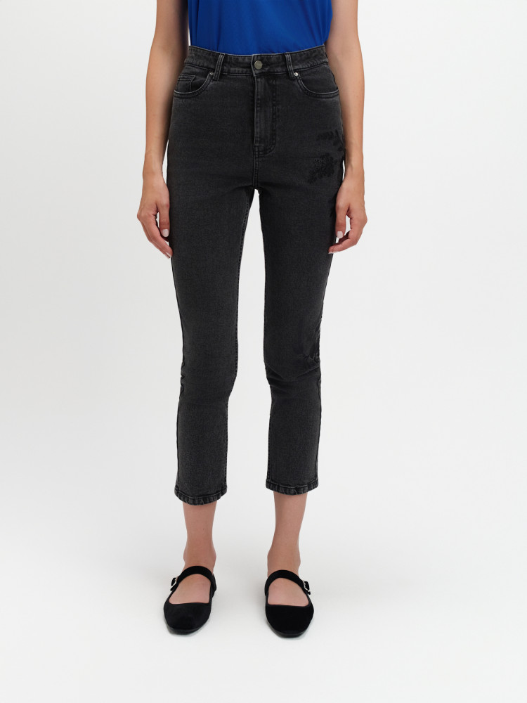 Szare jeansy slim z haftowanym kwiatem 