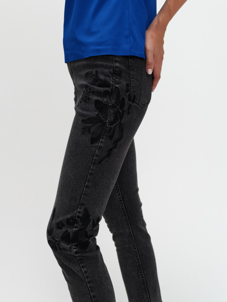 Szare jeansy slim z haftowanym kwiatem 