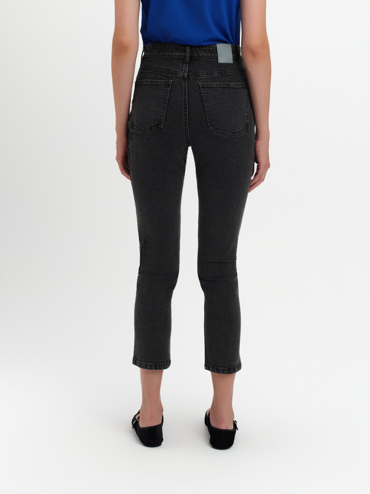 Szare jeansy slim z haftowanym kwiatem 