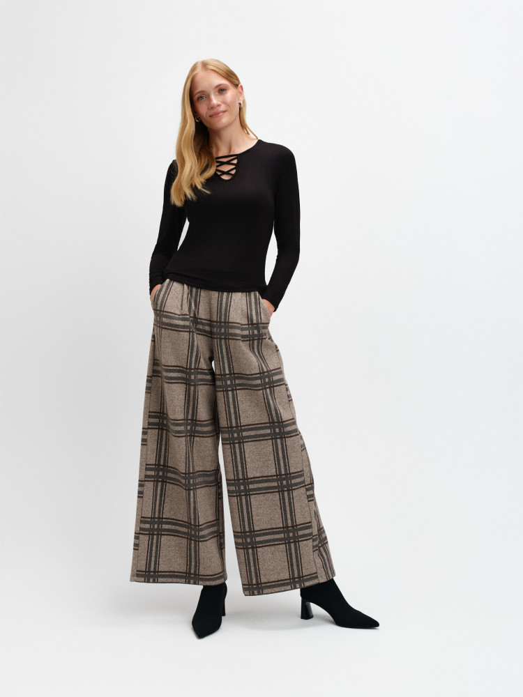 Spodnie w kratę z szeroką nogawką 