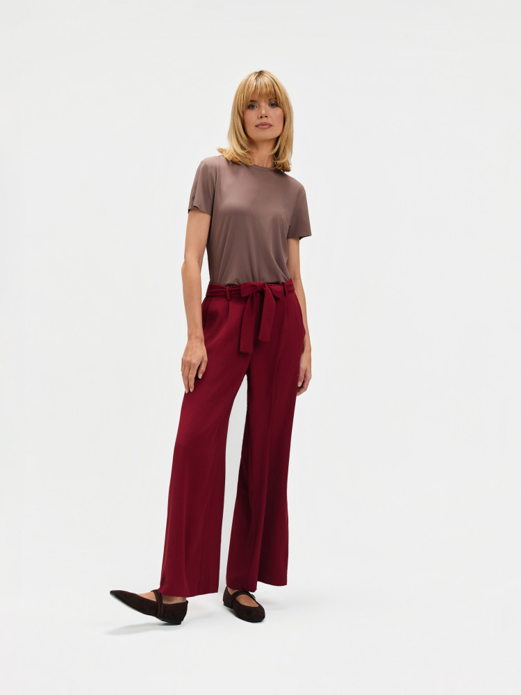 Burgundowe spodnie z wiązaniem 