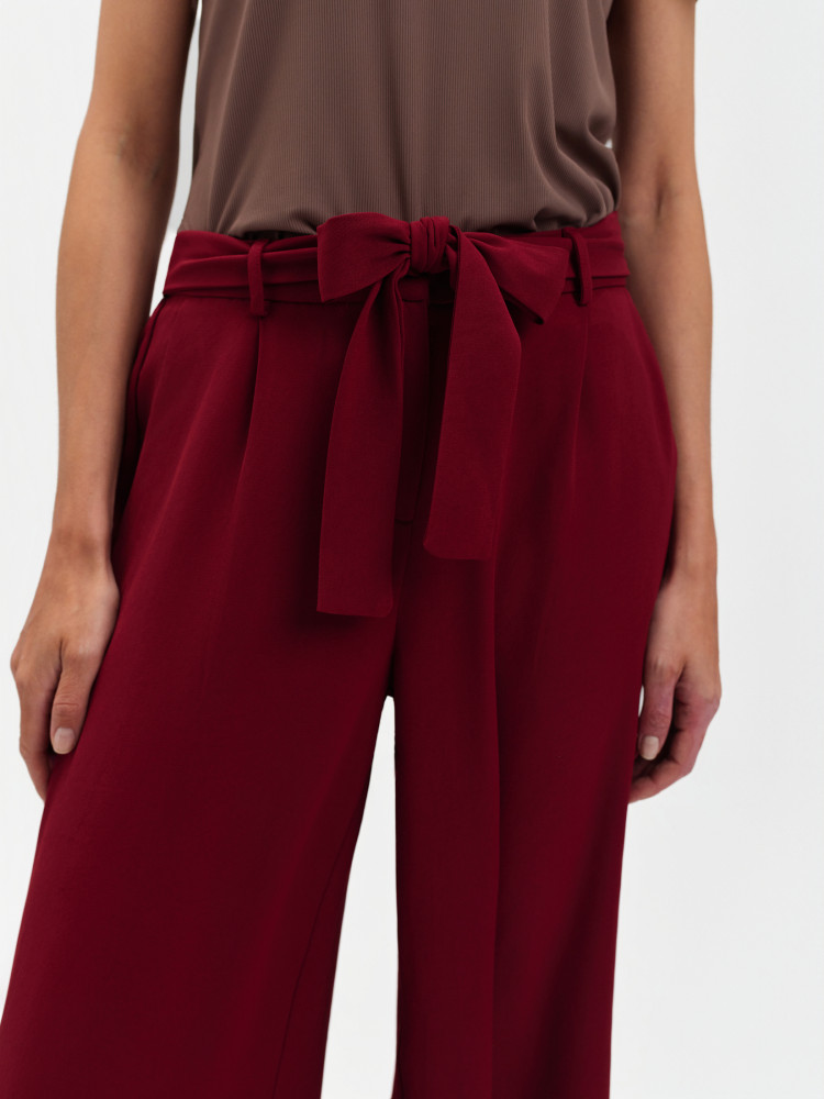 Burgundowe spodnie z wiązaniem 
